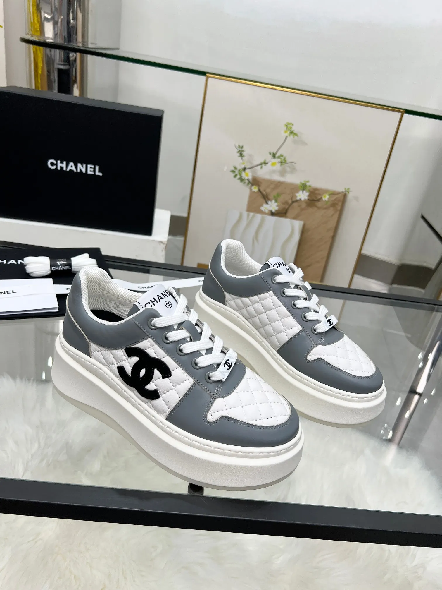 👟👟Ex-factory price 480👟👟 CHANEL 25C spring and summer new sports shoes official website is available at the same time ❤️ Counter out-of-stock kings. Major bloggers are recommending new styles on social days. This season’s new styles are simply eye-catching and look great on the feet. The casual casual sports style is refreshing and natural, interpreting Chanel’s fashionable femininity. The overall customization makes all sports models on the market at that time obsolete. This series is now available for sale! The upper is made of custom imported pebbled calf leather ➕ custom frosted calf leather. The lining is made of original one-to-one professionally customized mesh. Hardware accessories. Original full set of molds (not common in the market). Original custom molded TPU combination outsole. Height 4 cm. Women's size 35-39.